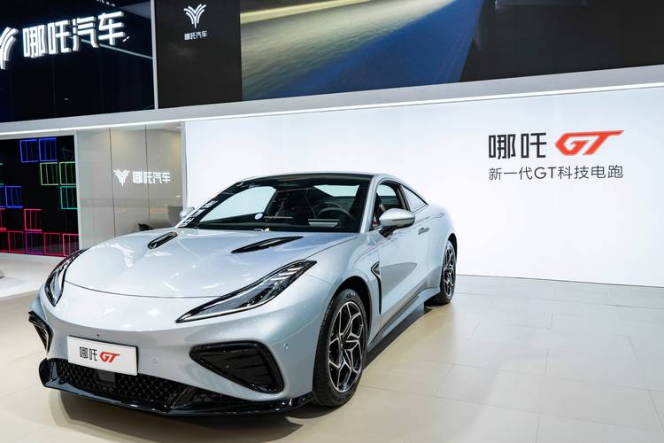 广州182哪吒汽车在智能汽车领域的表现，领途汽车在新能源汽车市场中的影响力